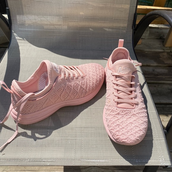 Workout Wear. NWOT Women’s Techloom Phantom Pink/ white runners. Size 8.5 - Picture 3 of 7